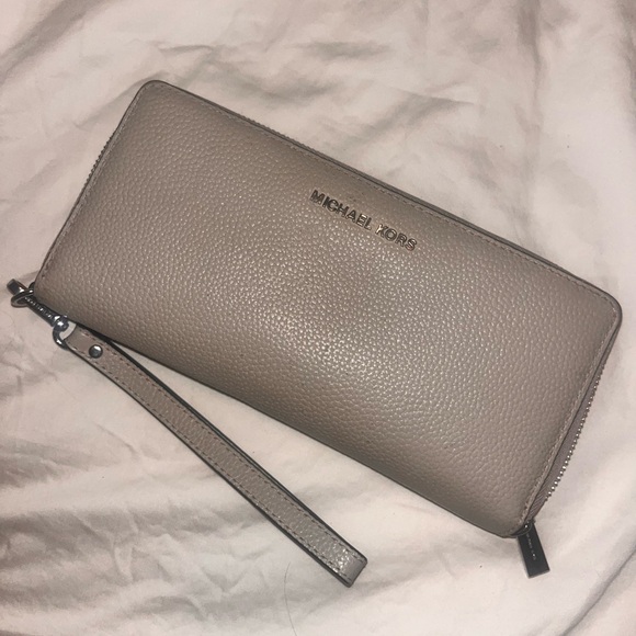 Michael Kors Jet Set Travel Continental Zip Wallet with Wristlet. - Picture 1 of 6